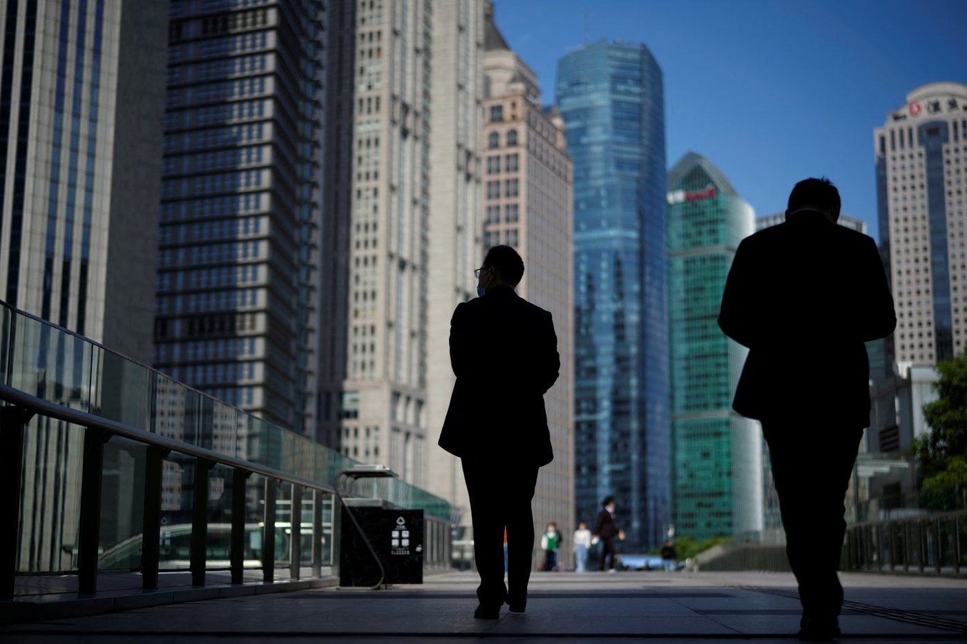 Dos ejecutivos caminando por un distrito financiero chino